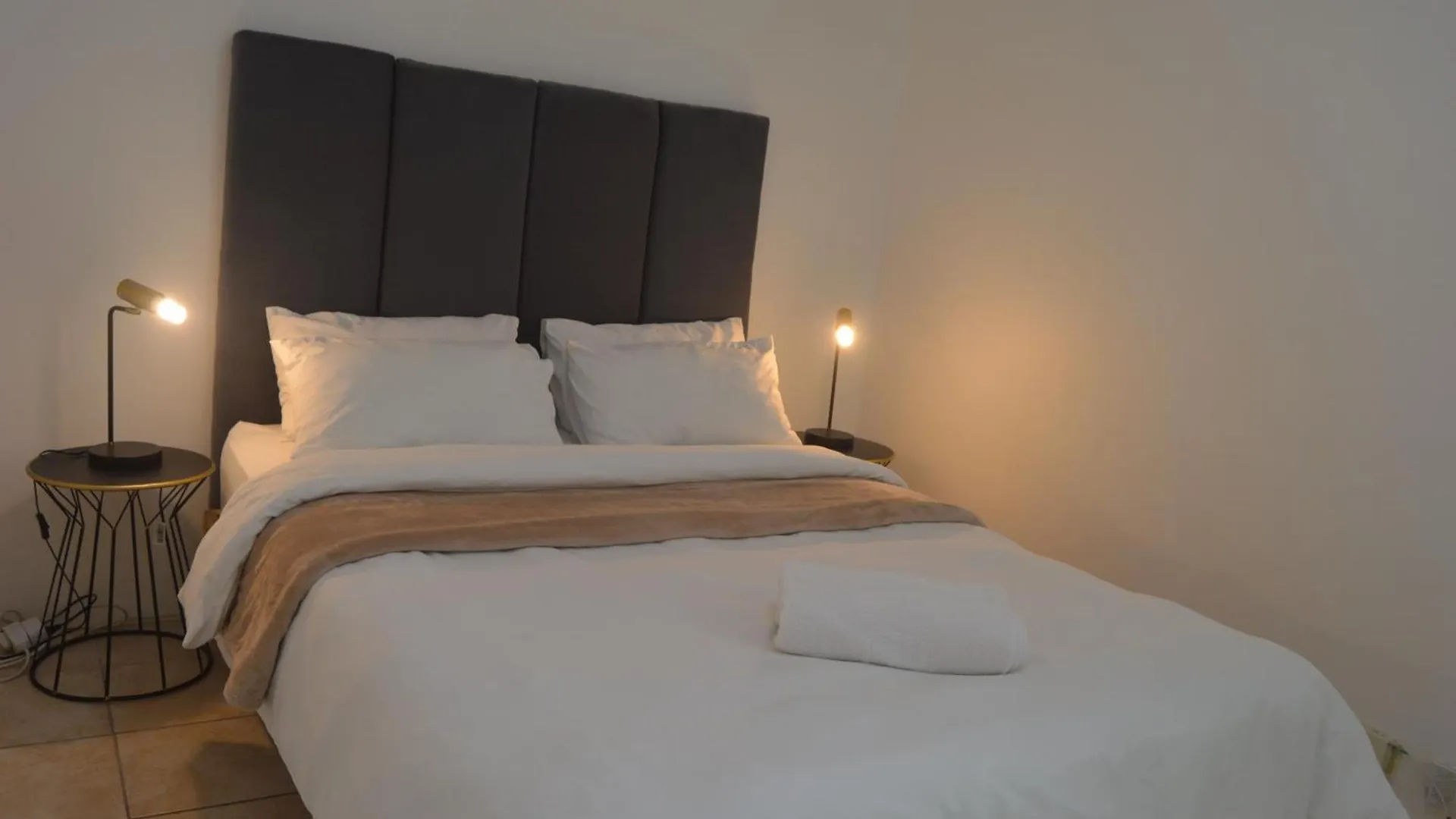 Oasis - Renovated - Queen Extra Length Bed Apartment Cape Town 0*,  South Africa