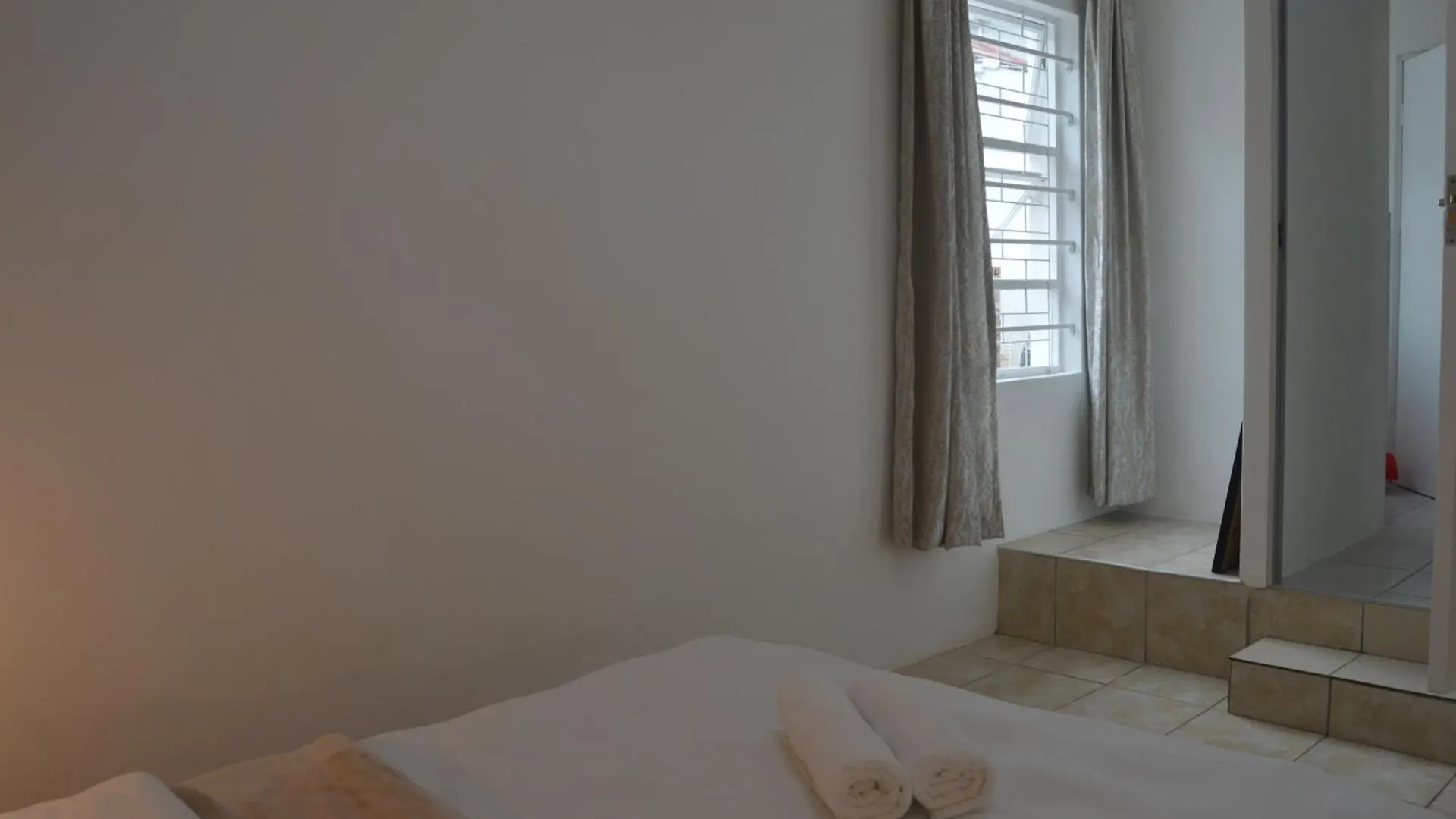 Oasis - Renovated - Queen Extra Length Bed Apartment Cape Town