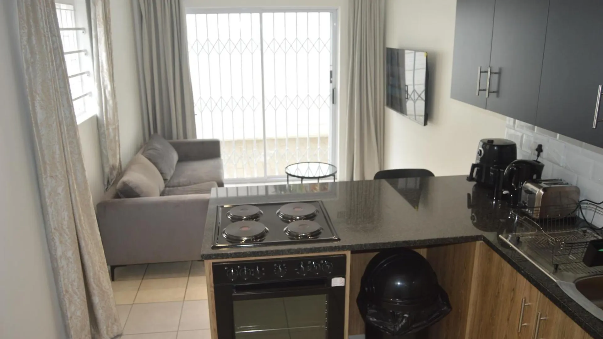 Oasis - Renovated - Queen Extra Length Bed Apartment Cape Town