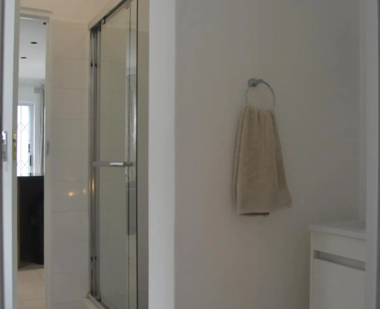 Oasis - Renovated - Queen Extra Length Bed Apartment Cape Town