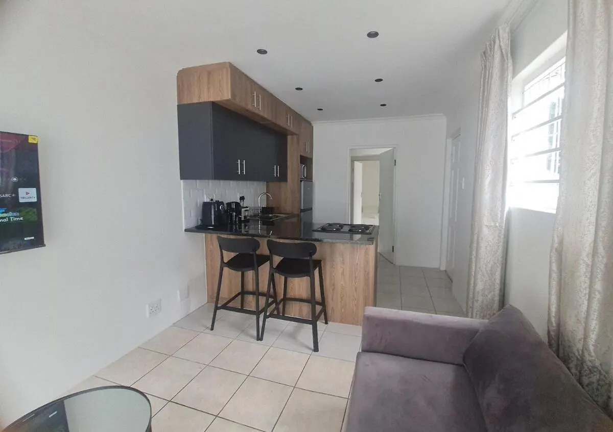 Oasis - Renovated - Queen Extra Length Bed Apartment Cape Town