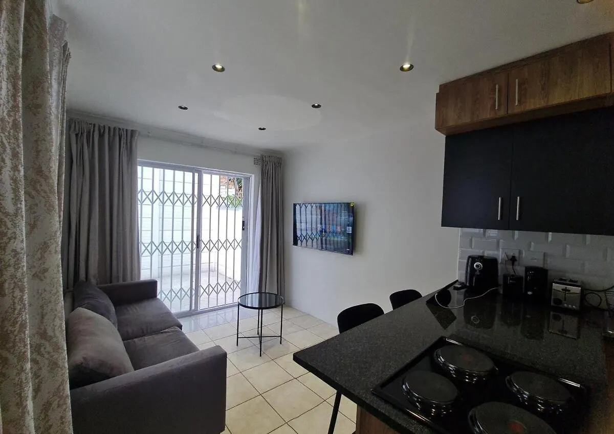 Oasis - Renovated - Queen Extra Length Bed Apartment Cape Town