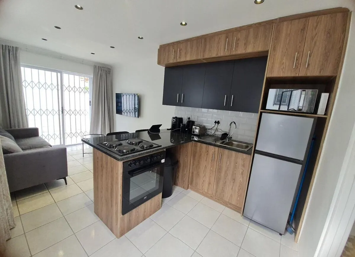 Oasis - Renovated - Queen Extra Length Bed Apartment Cape Town