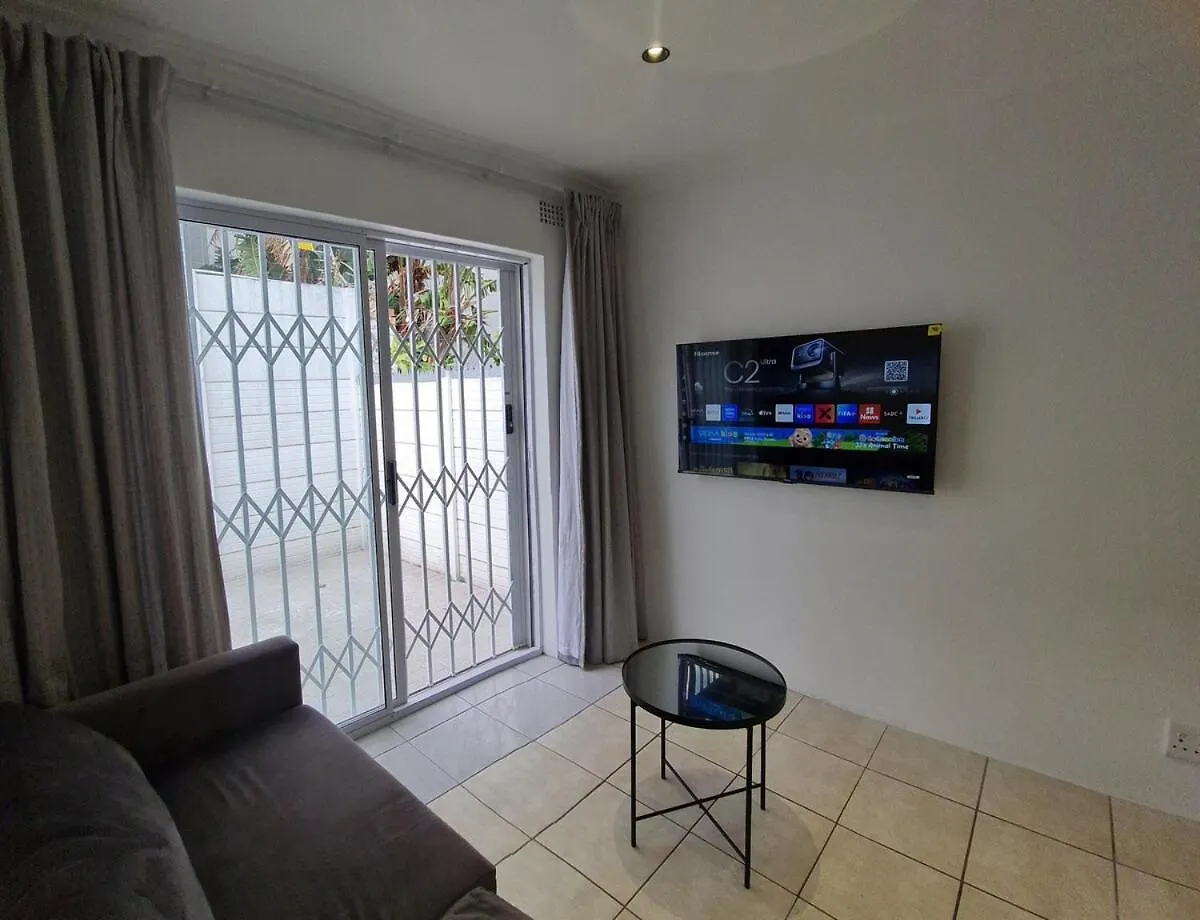 Oasis - Renovated - Queen Extra Length Bed Apartment Cape Town