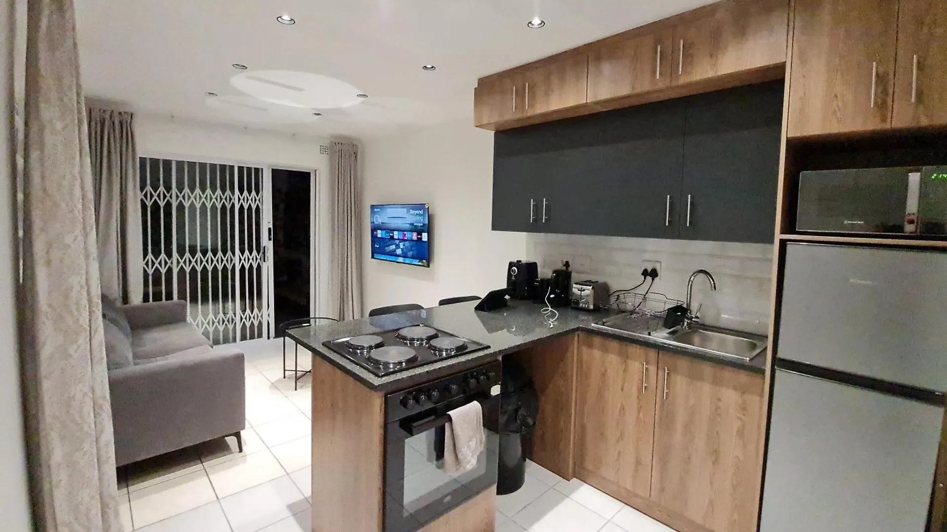 Oasis - Renovated - Queen Extra Length Bed Apartment Cape Town