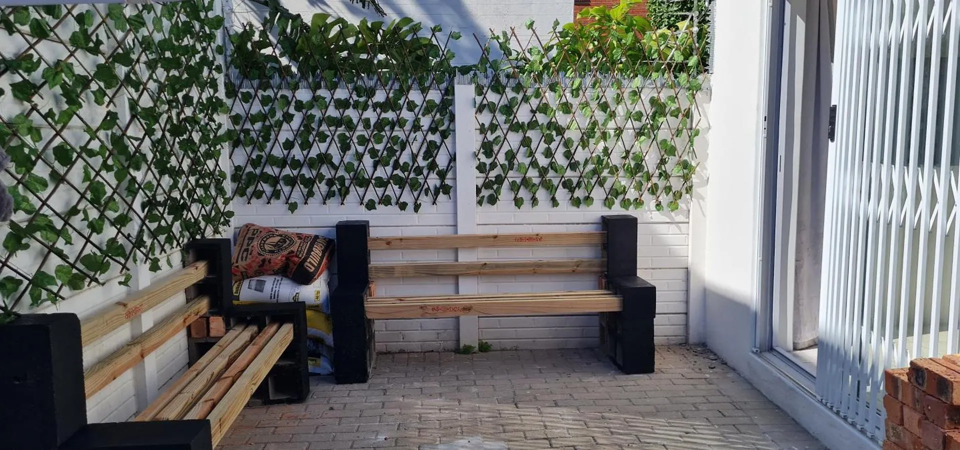 Oasis - Renovated - Queen Extra Length Bed Apartment Cape Town