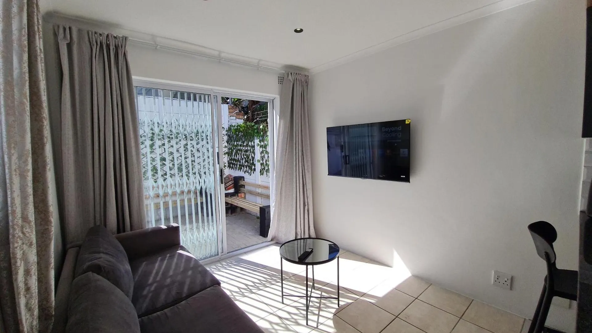 Oasis - Renovated - Queen Extra Length Bed Apartment Cape Town